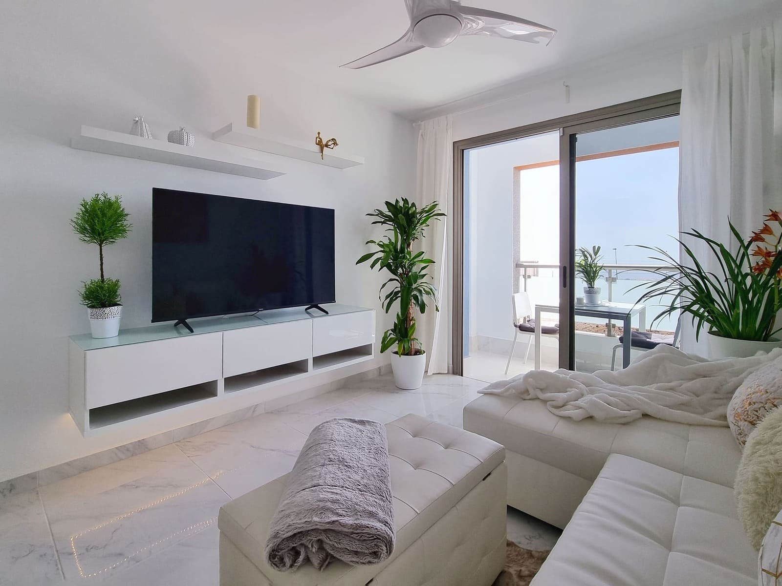 Salón de piso en San Isidro, Tenerife, fotografía inmobiliaria