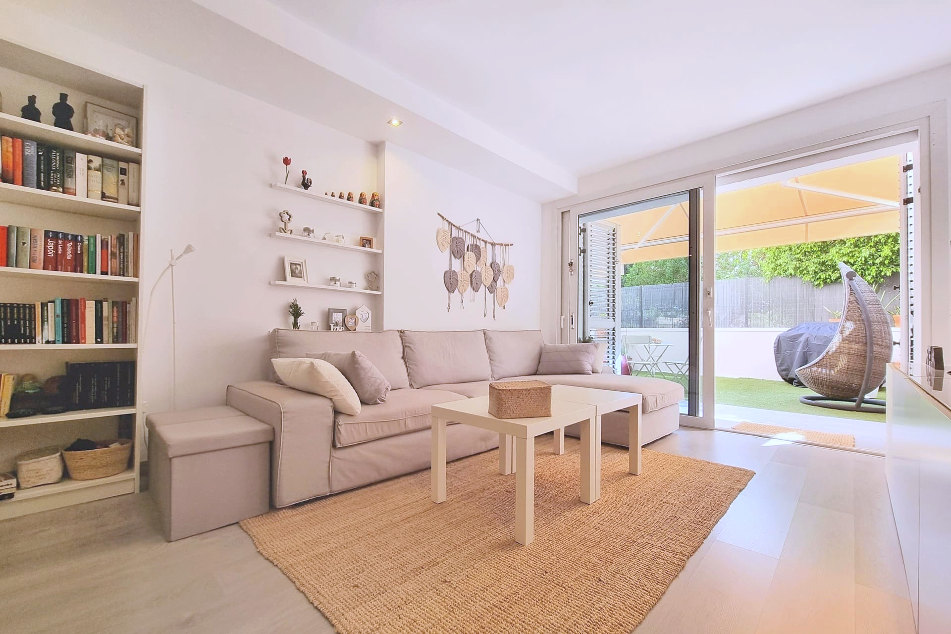 Salón de apartamento fotografiado para anuncio inmobiliario en Tenerife